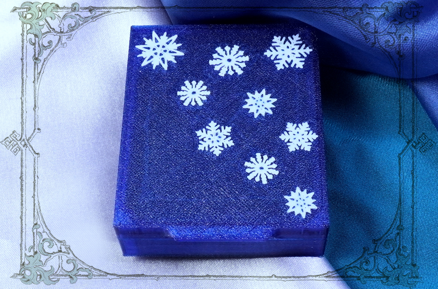 Праздничный Подарок: Красная Елочная Лошадка в Стильном Футляре от Joker-Studio