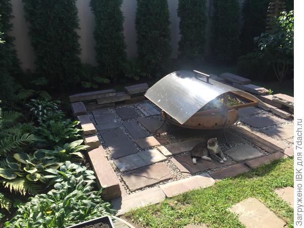 То что нужно сжигать, можно потихоньку накапливать в чаше костровища, не боясь что дождь намочет. И Манюня наша любит греться на этих камнях. То что нужно сжигать, можно потихоньку накапливать в чаше костровища, не боясь что дождь намочет. И Манюня наша любит греться на этих камнях.