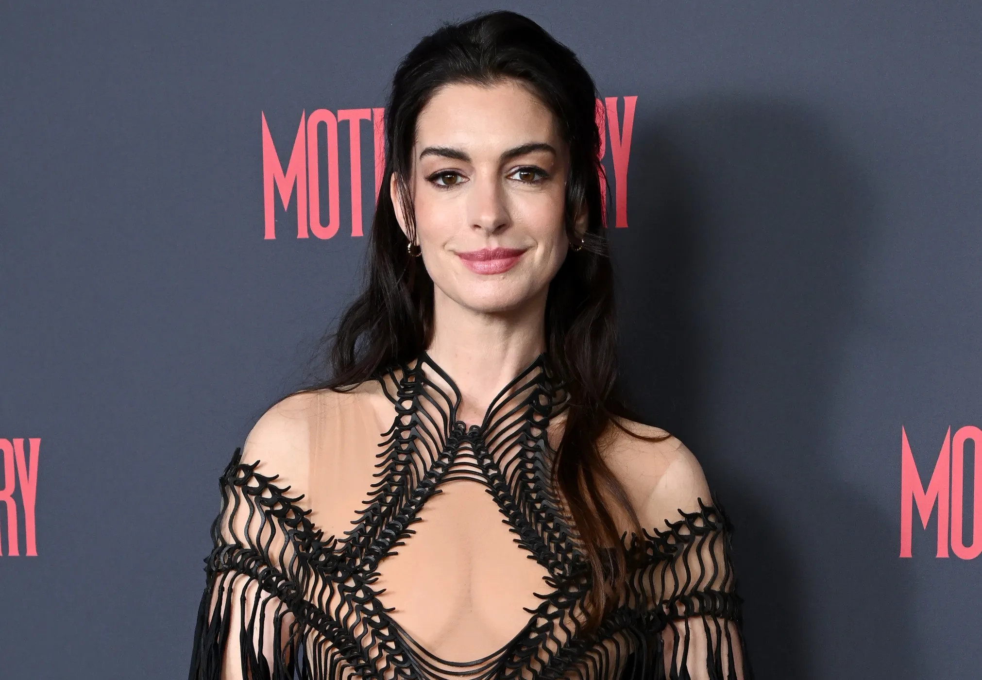 Энн Хэтэуэй снова вышла в свет в "голом" платье на фоне слухов о принятии ислама