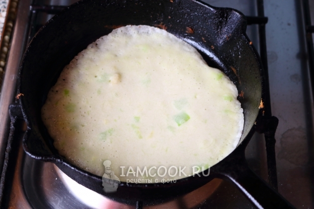 Налить тесто на сковороду