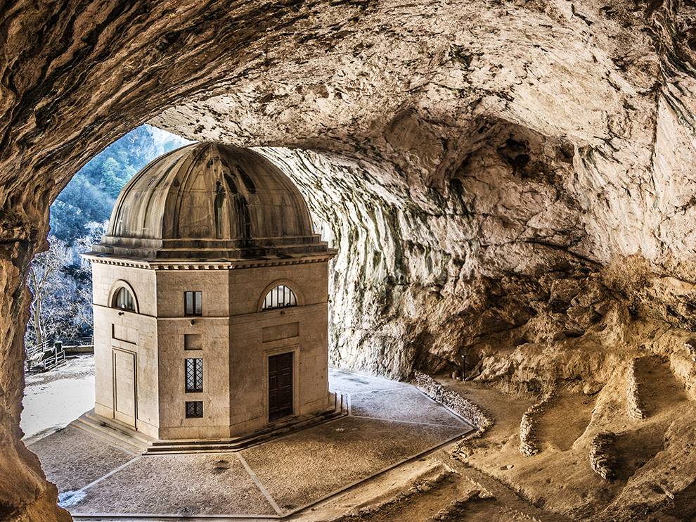 frasassi-cave-church_94631_990x742