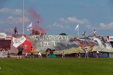 На данном изображении может находиться: небо и на улице