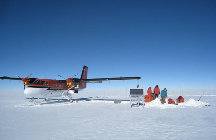  Плато, Восточная Антарктида
Научная станция США «Плато» прекратила свой работу в 1969 году. Самая низкая температура, зафиксированная на станции, составляет -73,2 ° C.