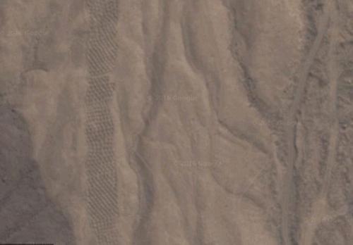 На плато Наска встреча/ются целы полосы пукиос, предназначенных для хранения воды под землей