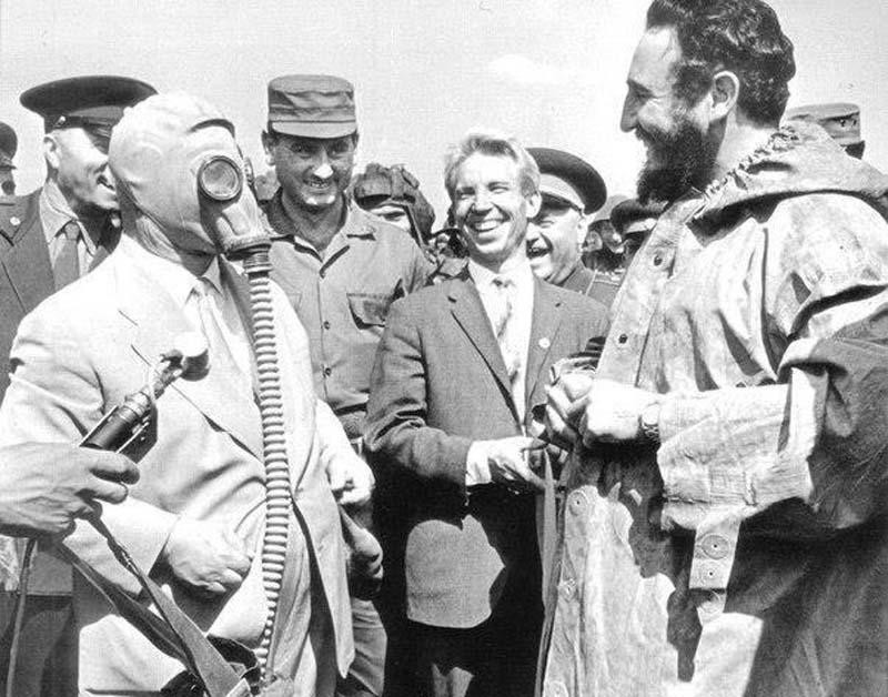 Никита Хрущев демонстрирует Фиделю Кастро новую модель противогаза, Москва. СССР, история, кастро