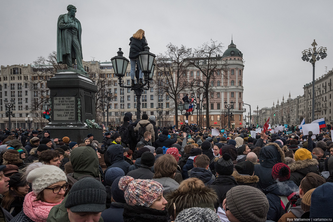 18 00 на площади. Люди на площади. Много людей на площади. Митинг у памятника Пушкина в Москве. Площадь с людьми человек.