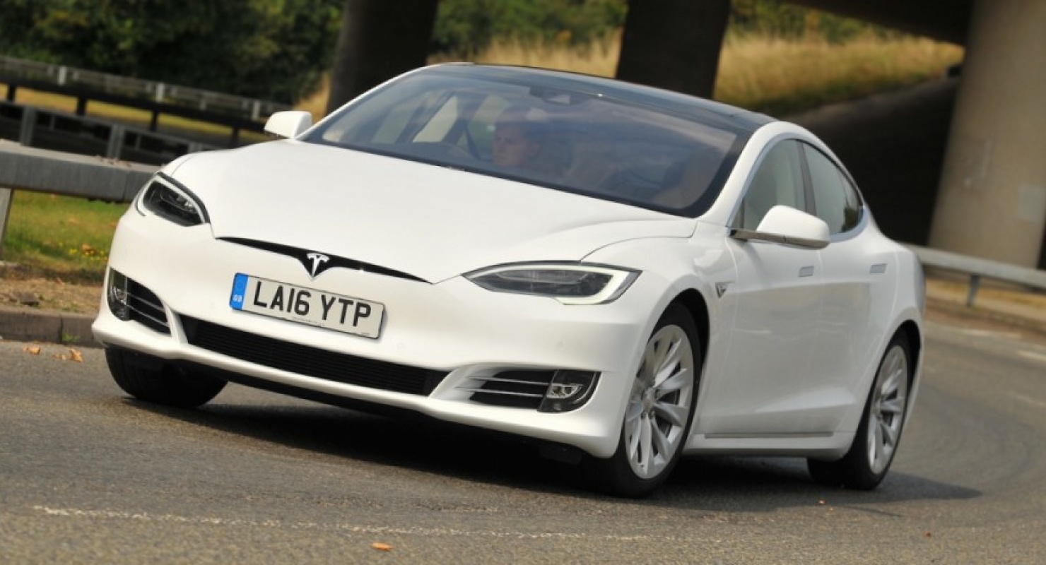 Tesla будет оповещать водителей о состоянии шин Автомобили