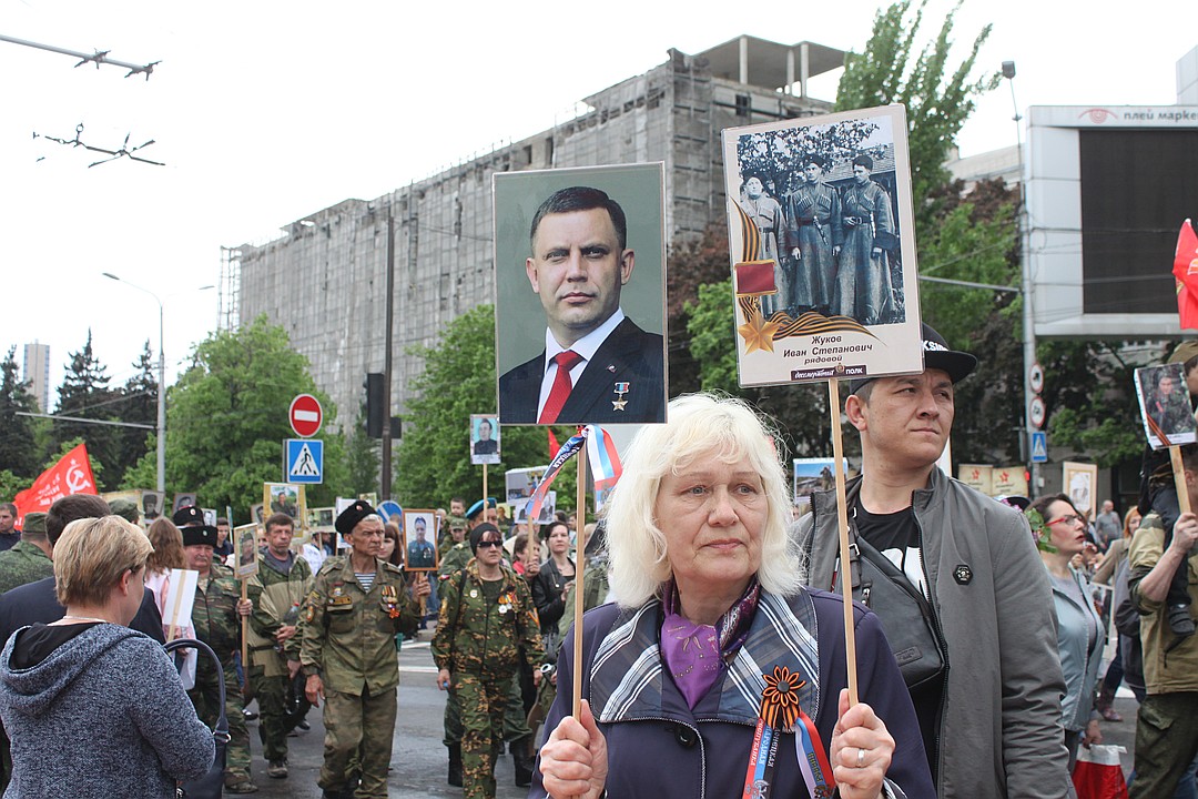 Полка донецк. Бессмертный полк Донецк. Бессмертный полк Донецк 2018. Портрет Захарченко на шествии Бессмертный полк.