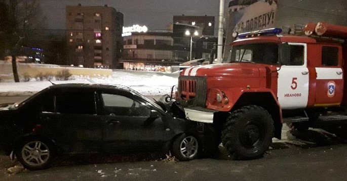 В Иванове сотрудники МЧС попали в больницу после ДТП с пожарной машиной