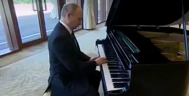 Путин играет на рояле в резиденции Си Цзинпиня