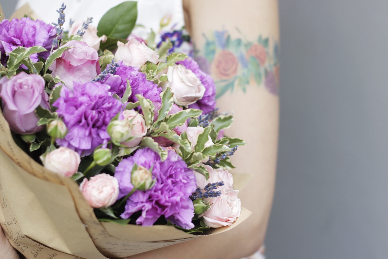 Можно ли отдавать цветы. Букет «первое свидание». Комнатный цветок подарить девушке. Подарок " мужчине". Какие цветы в горшке дарят девушке.