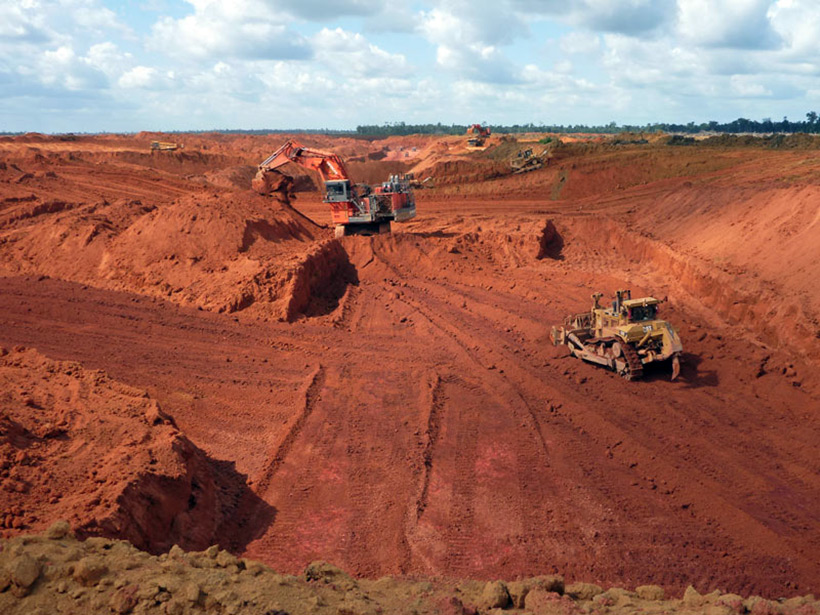 Боксит добыча гвинея. Бокситогорск добыча бокситов. Русал боксит тимана. Комбайн виртген. Добыча бокситов в гвинее.