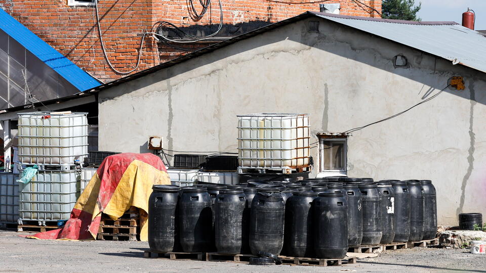 Более 44 тонн вызывающих ботулизм продуктов сожгли в Москве