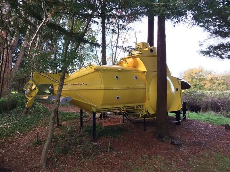 "Безумный ученый" из Новой Зеландии построил в лесу желтую подводную лодку для дома и дачи,интерьер