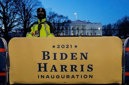 An officer of the Metropolitan Police Department of Washington, D.C., stands guard in front of the White House, ahead of the inauguration of Joe Biden as U.S. President in Washington, D.C., U.S. January 20, 2021. REUTERS/Andrew Kelly