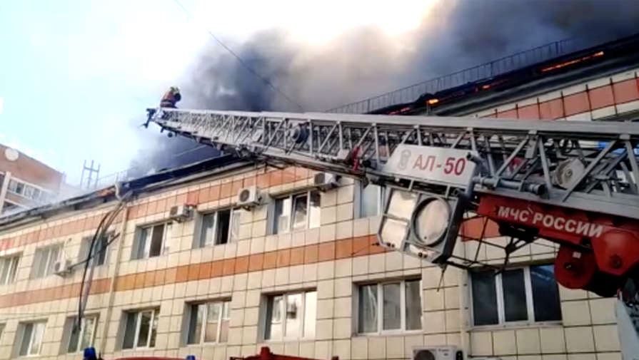Пожарные локализовали пожар на складе в Казани на площади 1 тыс. кв. метров