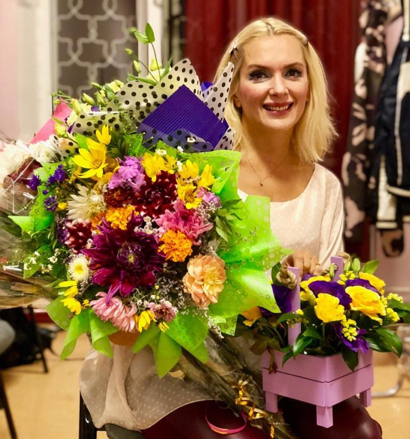 Беременная Мария Порошина показала особняк, в котором живёт выехав из России Беременная Мария Порошина показала особняк, в котором живёт выехав из России мария порошина