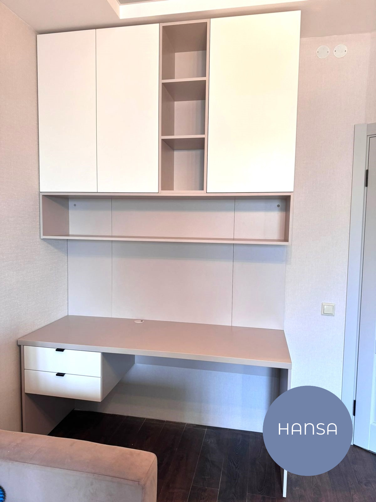 Рабочий стол в светлых тонах на заказ от Hansa Mebel