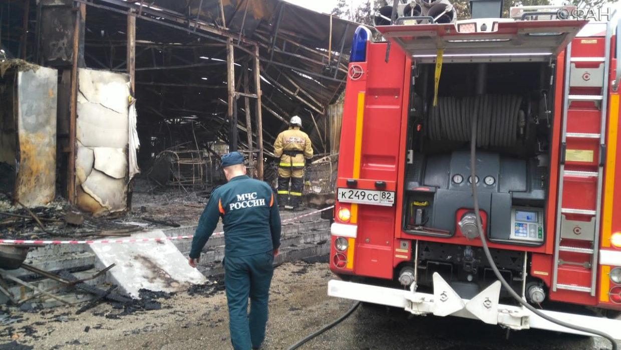 Крупный пожар в Крыму уничтожил кафе и торговые лавки на набережной