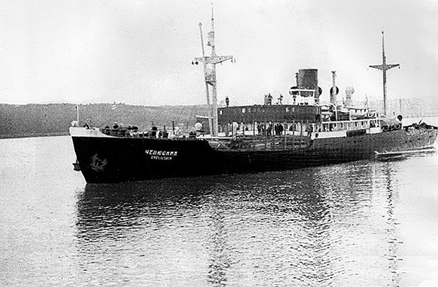Пароход «Челюскин» во время своего плавания в 1933 г. из Белого моря в Тихий океан был зажат среди дрейфующих льдов и затонул в Чукотском море.
