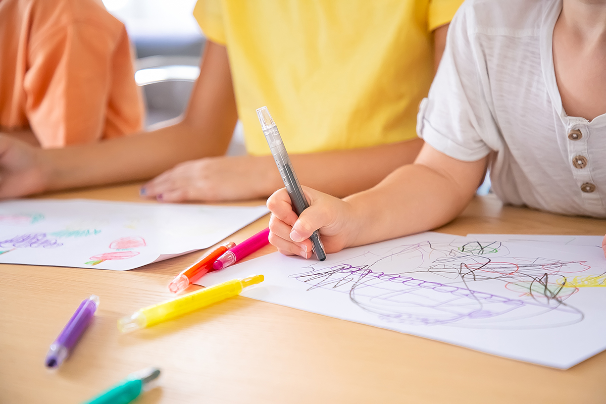 Дети рисуют карандашами в детском саду
