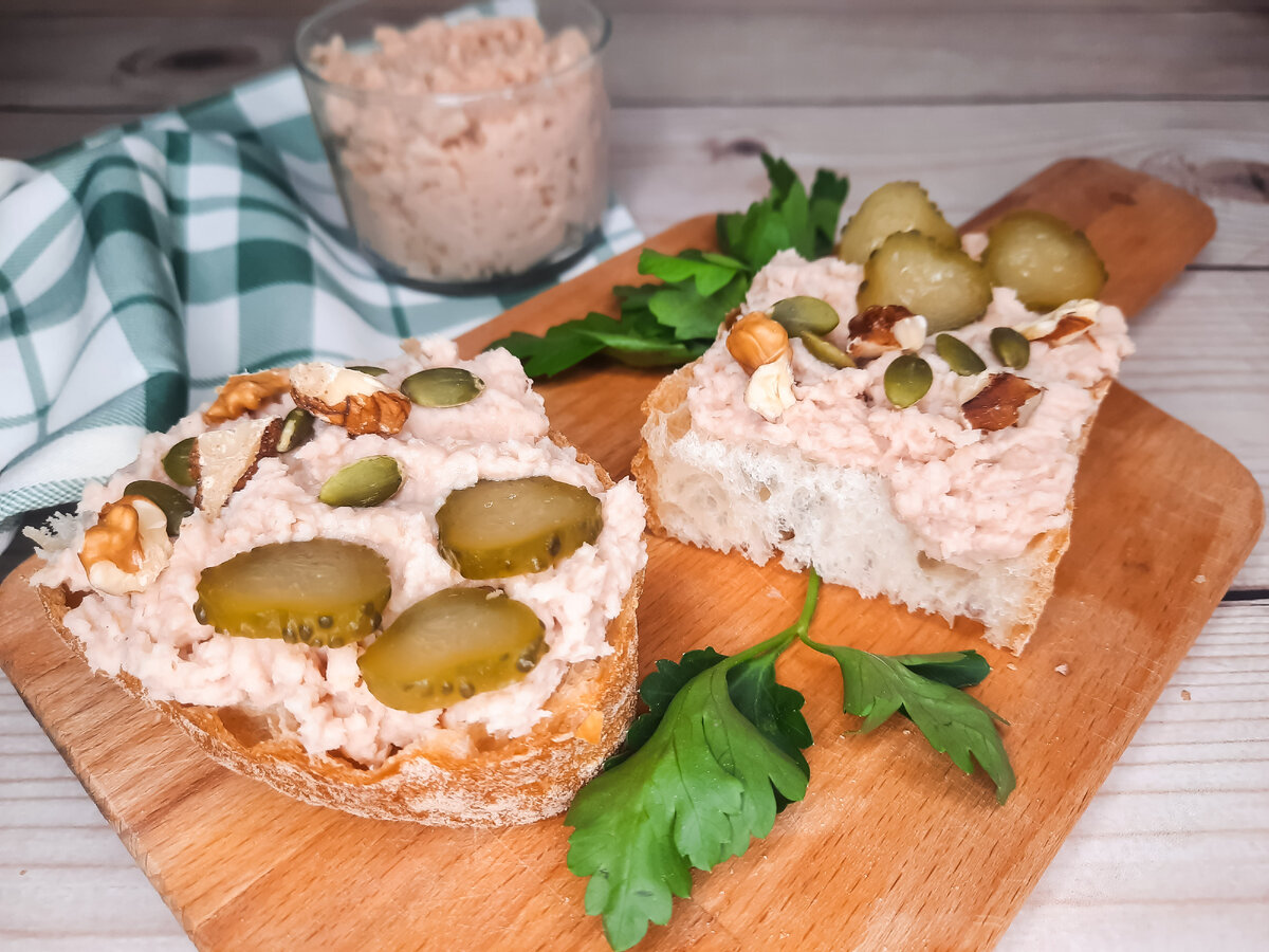 Бутерброды могут быть вовсе не только быстрым перекусом. Красиво оформленные и нарядные бутерброды могут стать прекрасным вариантом праздничных закусок.-10