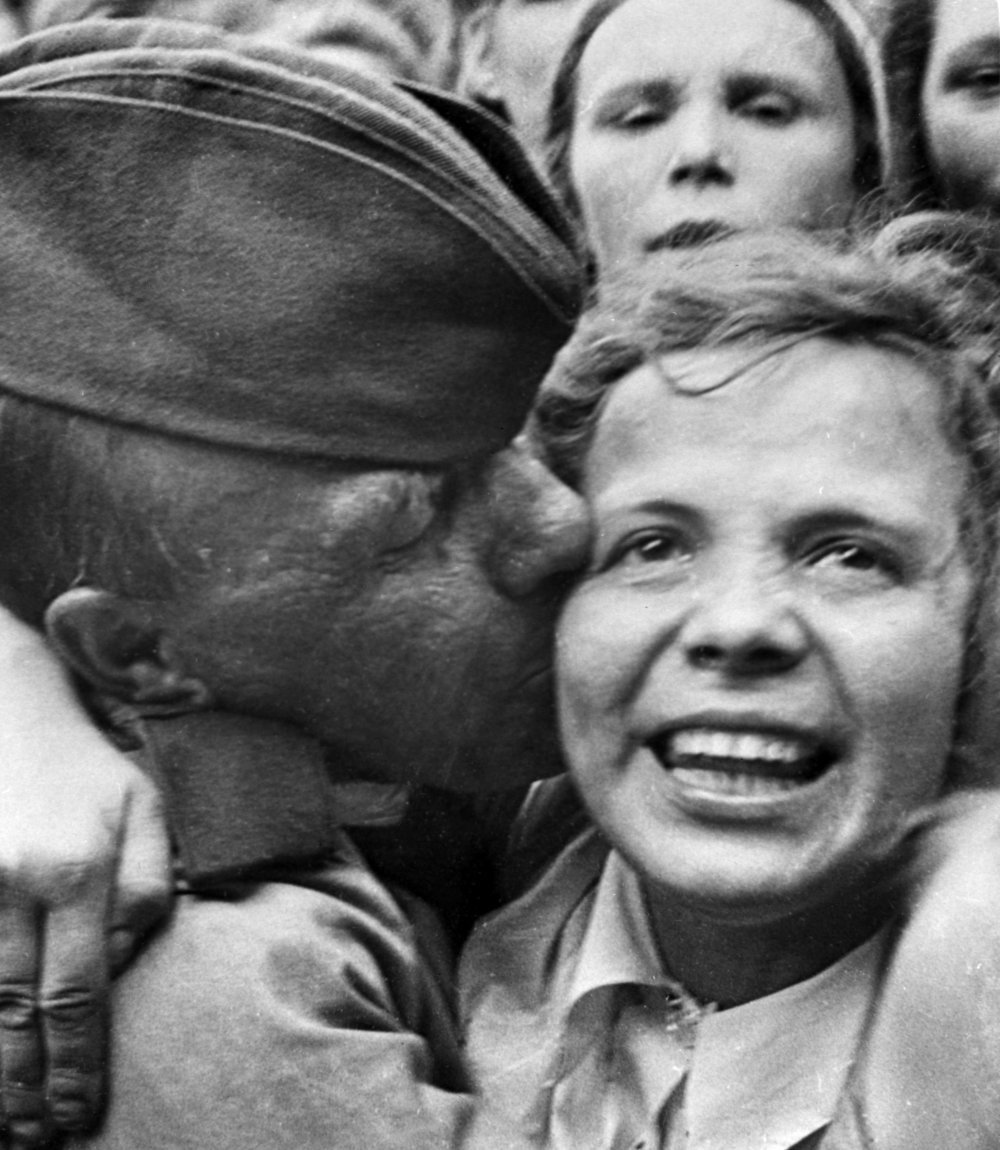 Встреча первого эшелона с фронтовиками на Белорусском вокзале. Июнь 1945 года. / РИА Новости