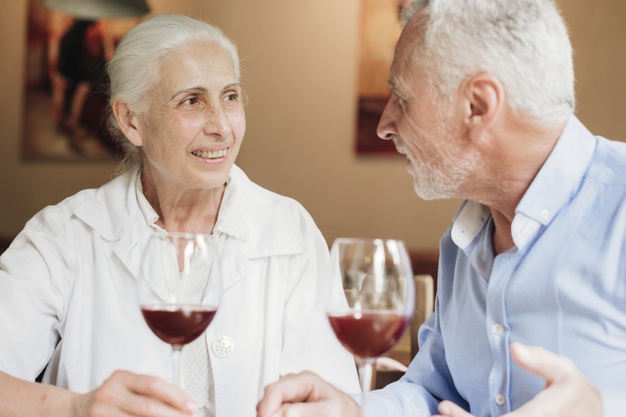 Ученые выяснили, что пьющие вместе пары оказались самыми счастливыми 