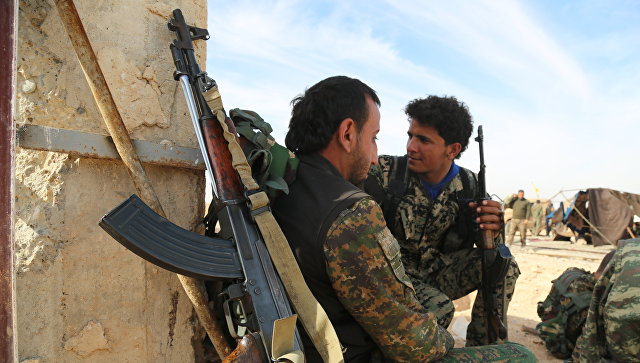 Бойцы Демократических сил Сирии (SDF) в деревне недалеко от Ракки. Архивное фото