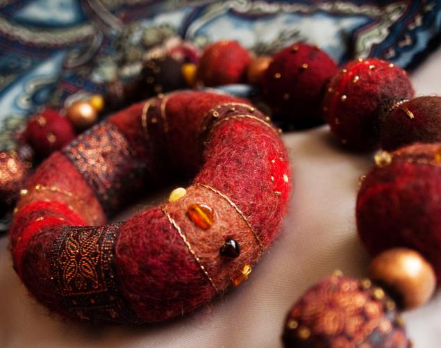 Валяние объемного браслета