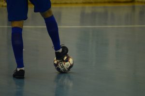 Футбольную тренировку провел педагог филиала «Диалог». Фото: Анна Быкова