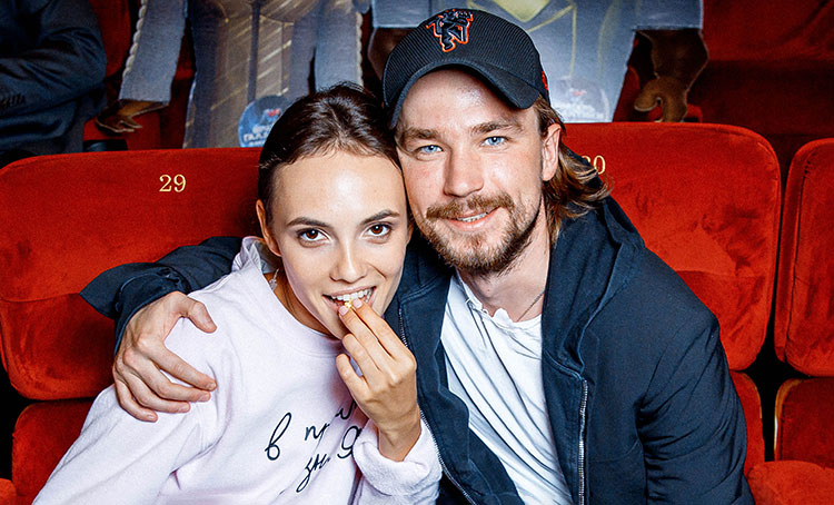 Александр Петров и Стася Милославская, Джаник Файзиев и Светлана Иванова и другие на премьере фильма "Вратарь галактики"