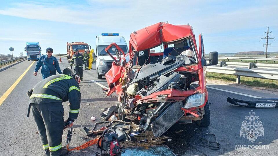 Два человека пострадали при столкновении автобуса с фурой под Калининградом