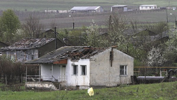 Дом, разрушенный во время обстрела в непризнанной Нагорно-Карабахской республике