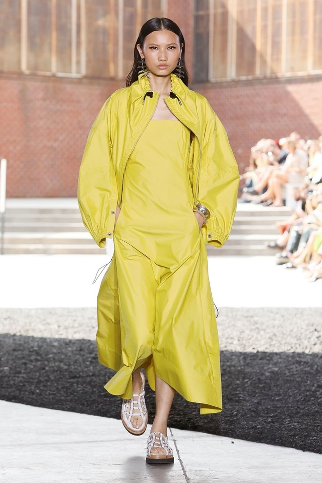 Косынки из кожи, которые все будут носить весной, — на показе 3.1 Phillip Lim Косынки из кожи, которые все будут носить весной, — на показе 3.1 Phillip Lim лучшее,мода,модные советы,Наряды