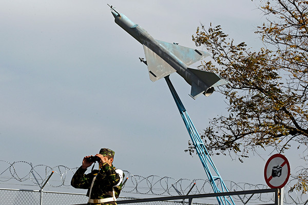 У периметра бывшей румынской авиабазы Девеселу, 2013 год.