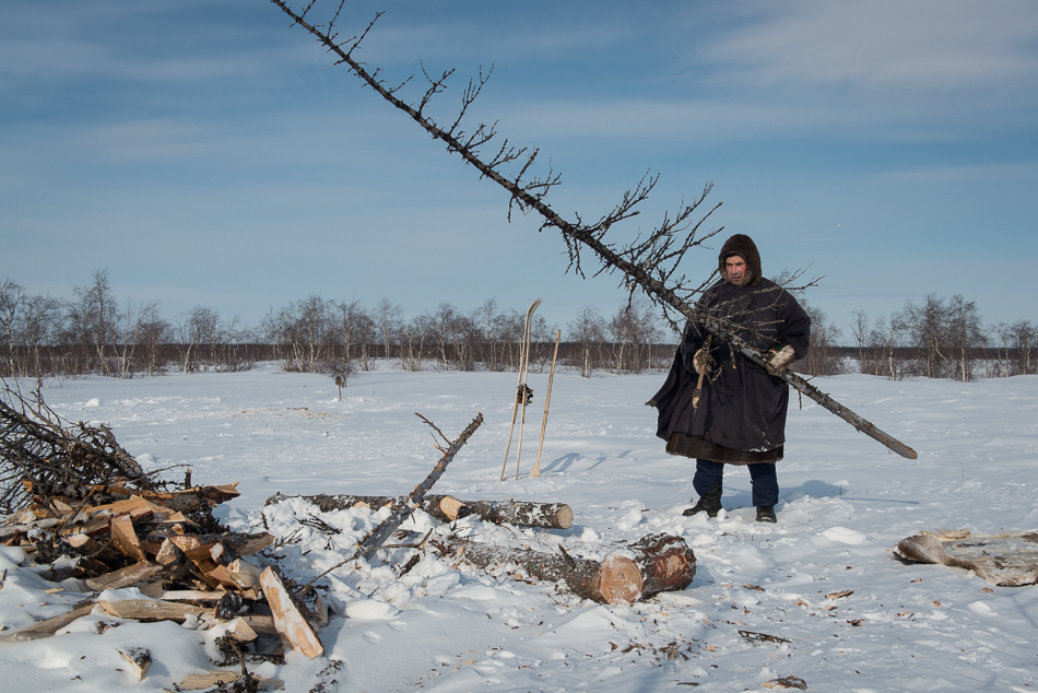 суровый солдат. поселки крайнего севера россии. настоящий деревенский мужик. русский пар. солдат борода суровый.