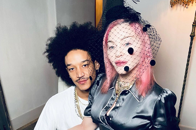 Пока все дома: Мадонна поделилась редкими кадрами с шестью детьми и молодым бойфрендом