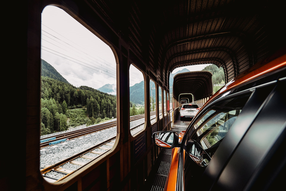 Поезд, перевозящий автомобили прямо с людьми Поезд, перевозящий автомобили прямо с людьми Марки и модели,путешествие