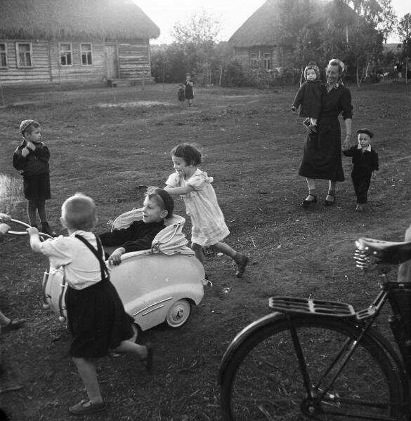 «У них свой транспорт». 1957 год. Автор: Всеволод Тарасевич.