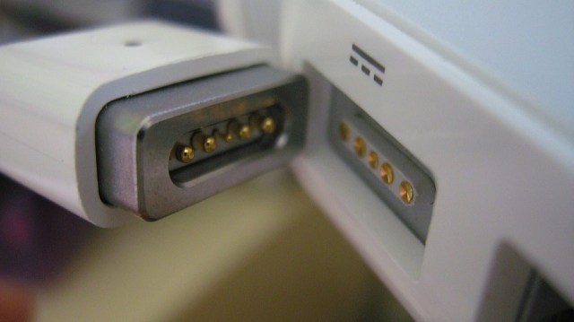 Apple MagSafe – сомнительная инновация Apple, разъем, зарядки, беспроводной, MagSafe, устройства, просто, можно, магниты, телефон, такой, подключения, крепления, только, будет, зарядка, провода, зарядного, зарядник, зарядное