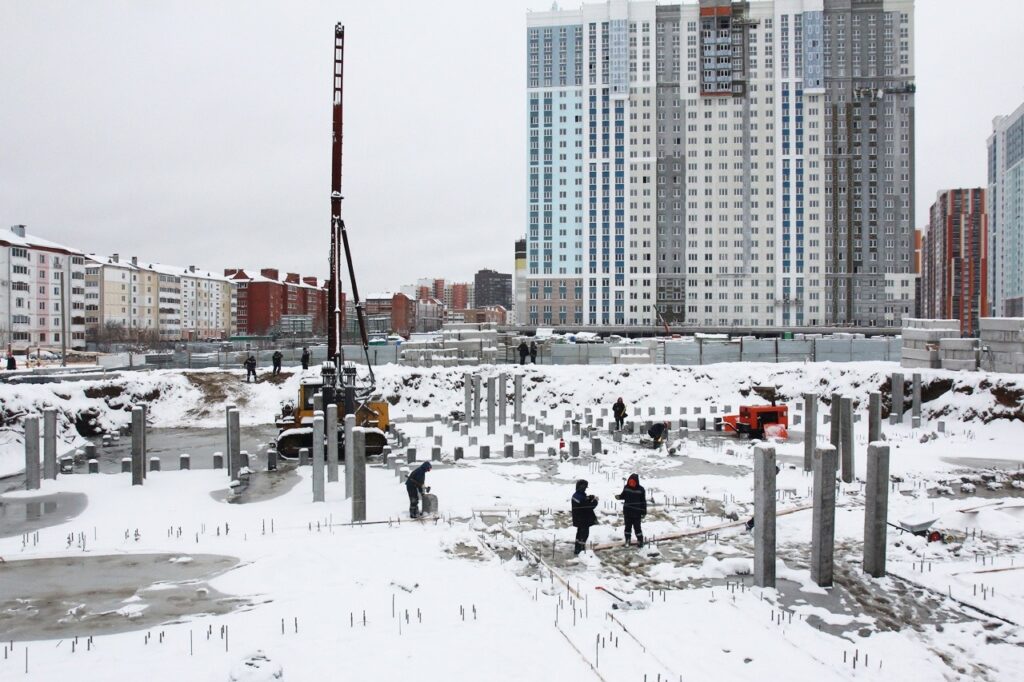 Рабочий год Елены Сорокиной начался с осмотра стройплощадки детского сада в Кальном