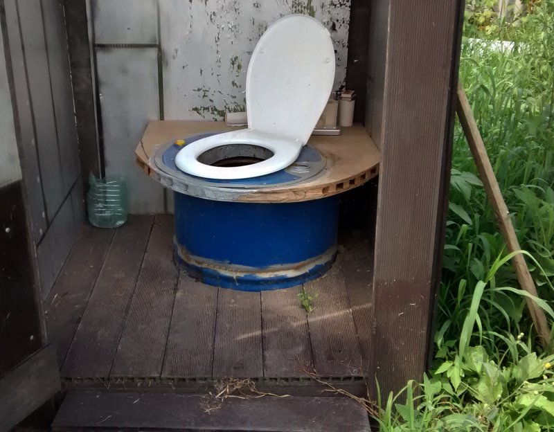 Дачный туалет из бочки: плюсы и минусы