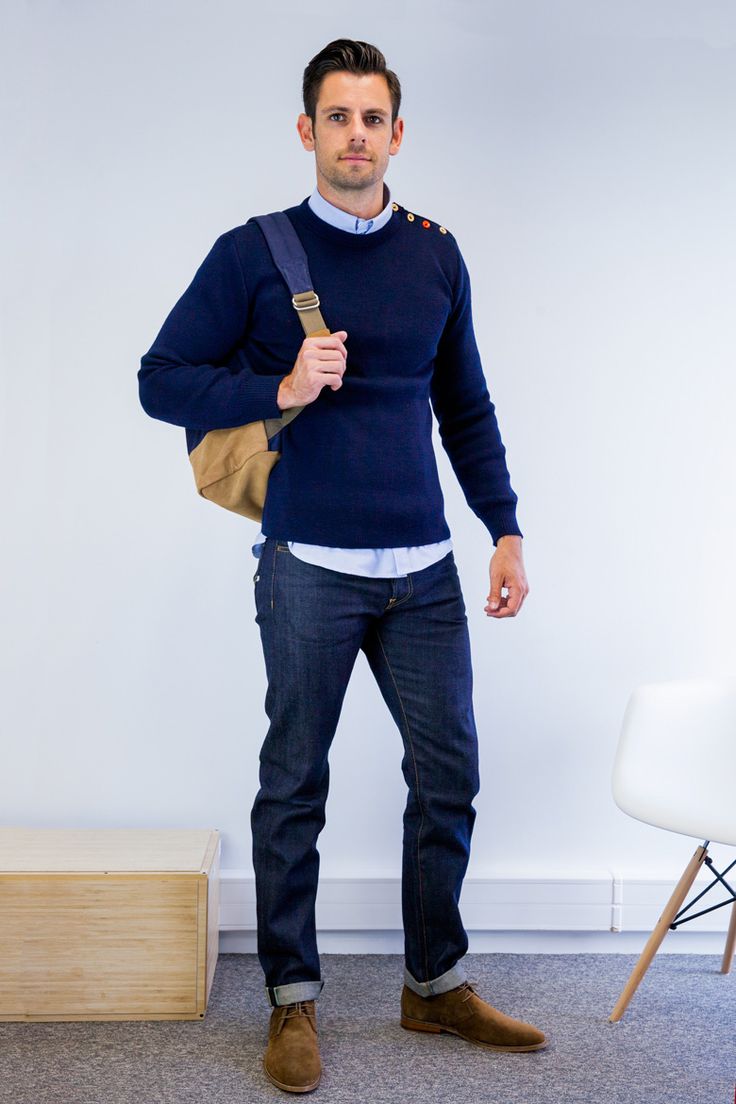 мужчина в темных джинсах в пуловере с рюкзаком