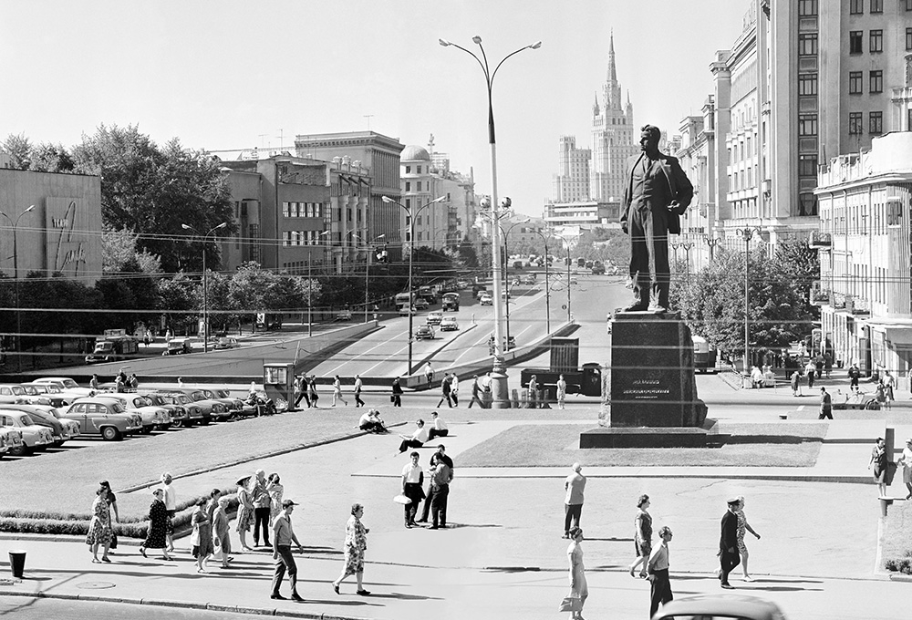 Вид на Площадь Маяковского и памятник Владимиру Маяковскому, 1966 год 