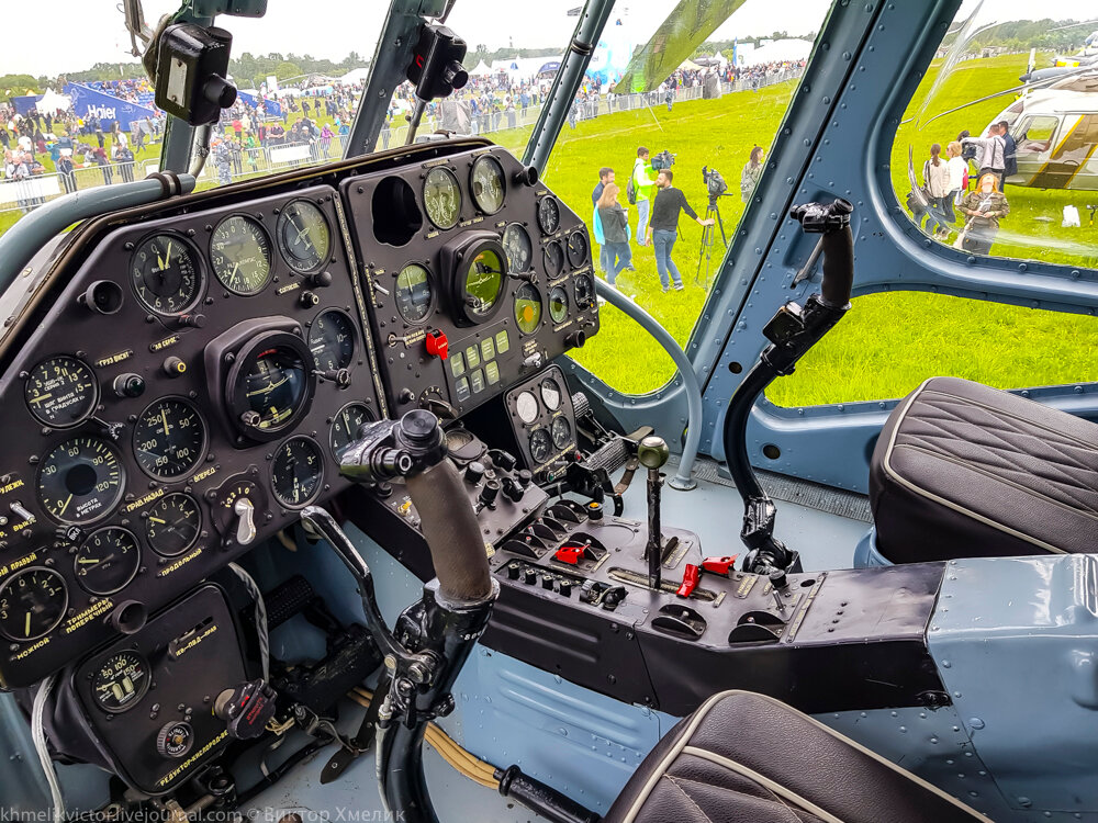 В кабине пилотов Ми-4. Фото из интернета.