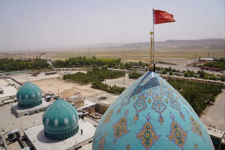 Иранцы подняли красный флаг над мечетью Джамхаран в знак мести за убийство Хании