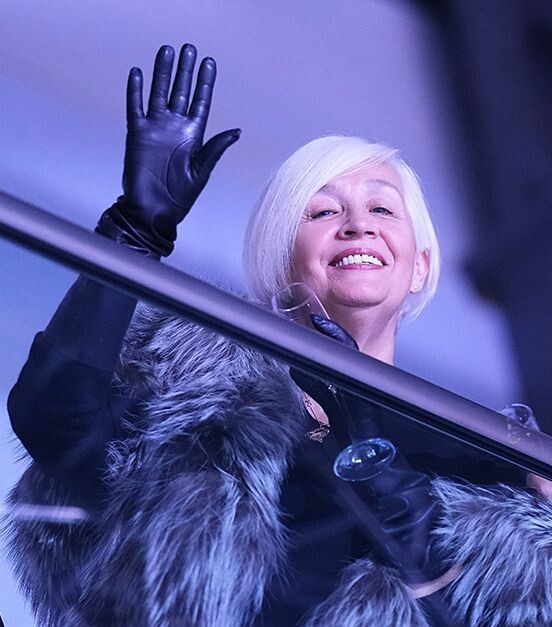 Наталья Линичук на открытии нового ледового дворца Академии Плющенко
https://img.championat.com/i/o/u/17043636342004571264.jpg