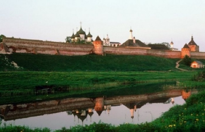 Мощная крепость Владимирской земли и города Суздаль.