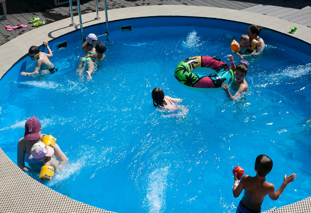 маньяк залез в бассейн к детям. маньяк залез в бассейн к детям. пена в бассейне. ребёнок потанул в бассейне.